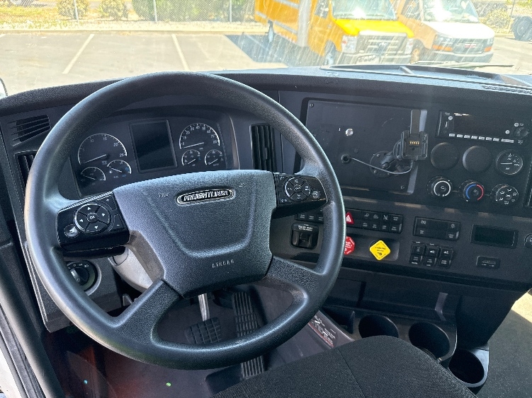 Used 2023 Freightliner Cascadia - photo 13