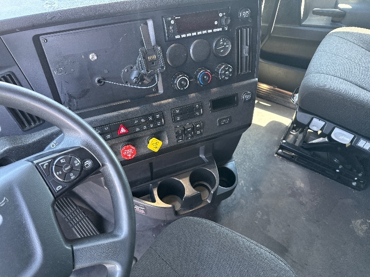 Used 2023 Freightliner Cascadia - photo 14