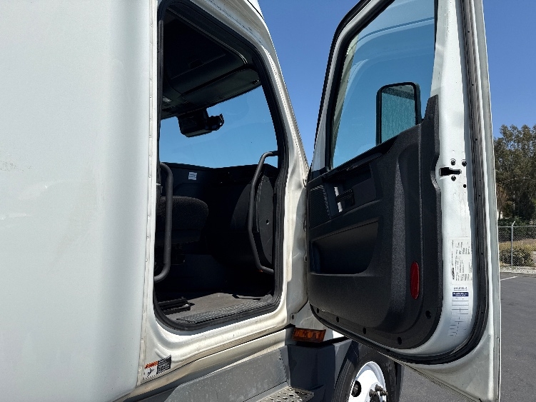 Used 2023 Freightliner Cascadia - photo 15