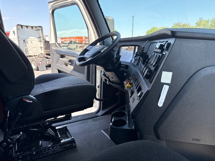 Used 2023 Freightliner Cascadia - photo 17
