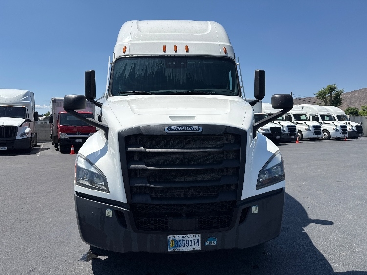 Used 2023 Freightliner Cascadia - photo 2