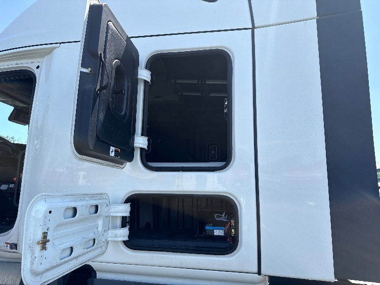 Used 2023 Freightliner Cascadia - photo 25
