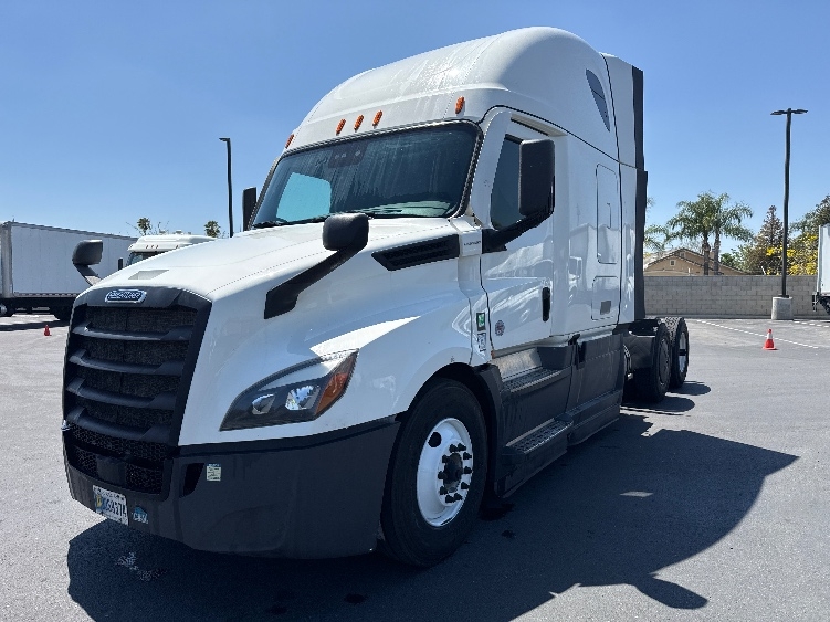Used 2023 Freightliner Cascadia - photo 5