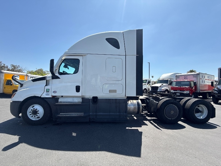 Used 2023 Freightliner Cascadia - photo 6