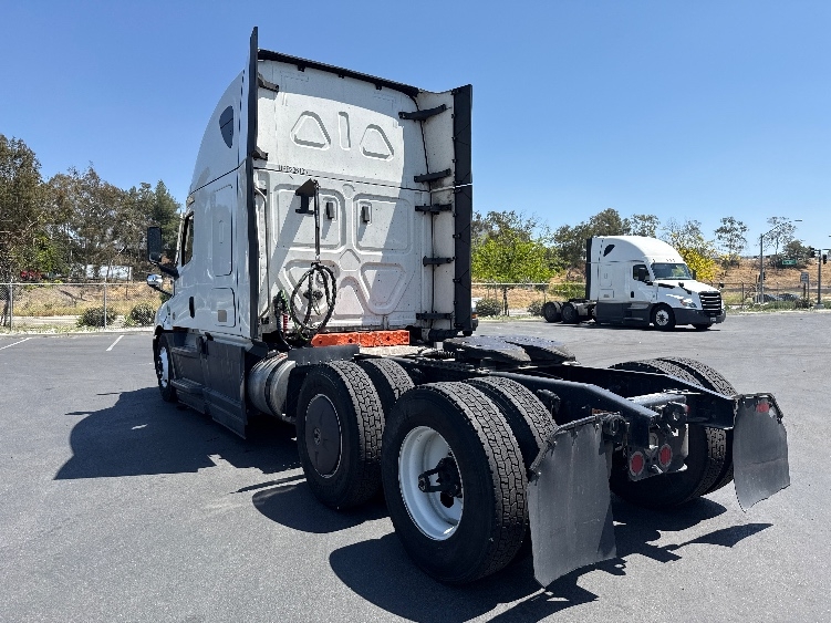 Used 2023 Freightliner Cascadia - photo 7