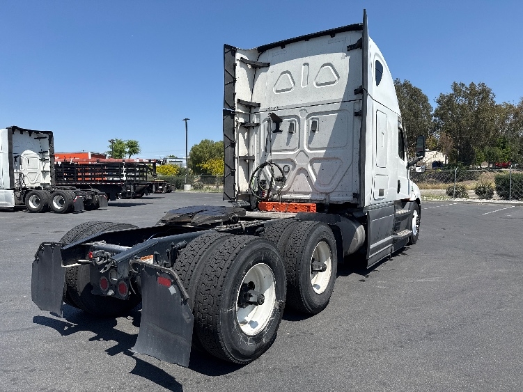 Used 2023 Freightliner Cascadia - photo 9