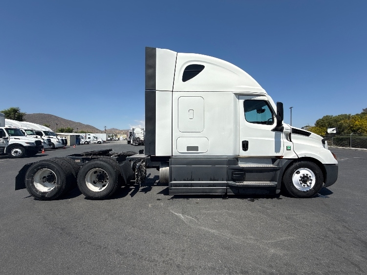 Used 2023 Freightliner Cascadia - photo 10