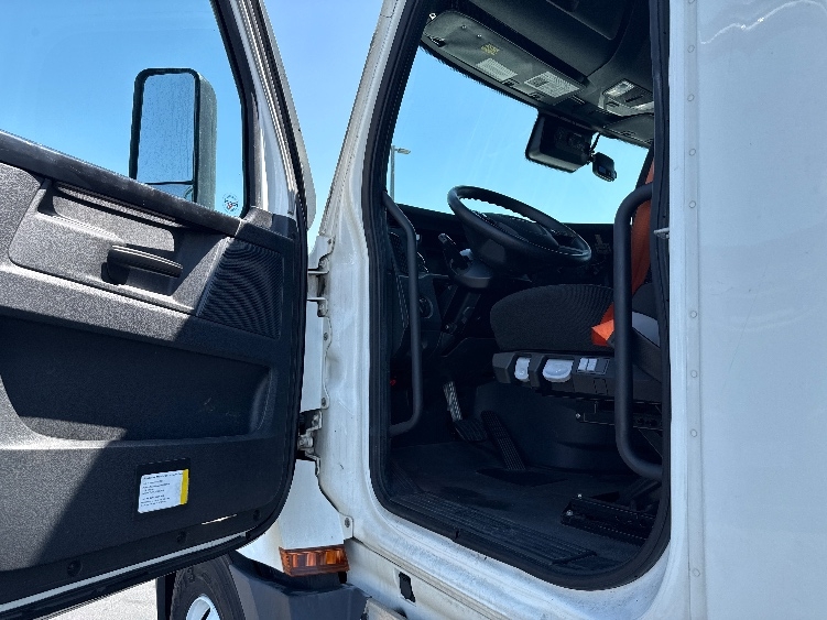 Used 2023 Freightliner Cascadia - photo 11