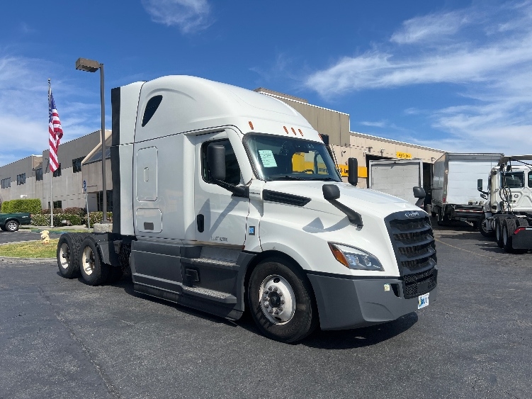 Used 2023 Freightliner Cascadia - photo 1