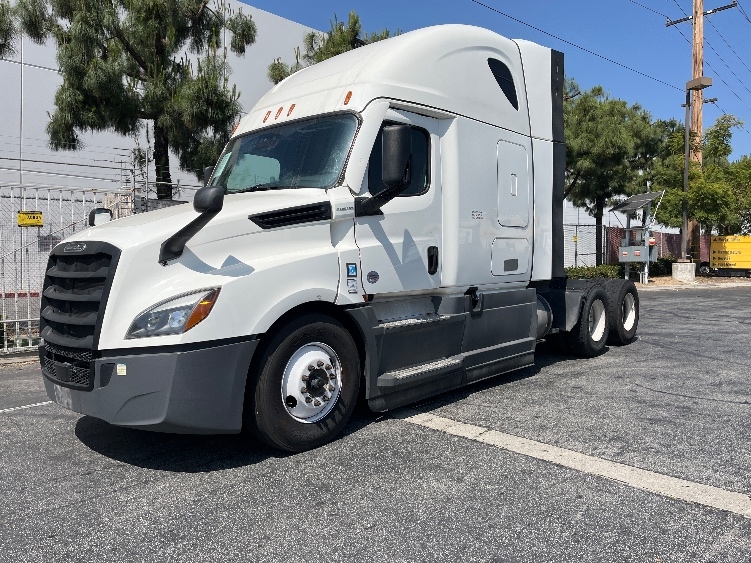 Used 2023 Freightliner Cascadia - photo 5
