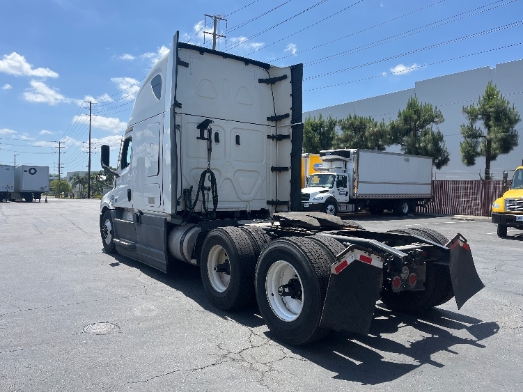 Used 2023 Freightliner Cascadia - photo 7