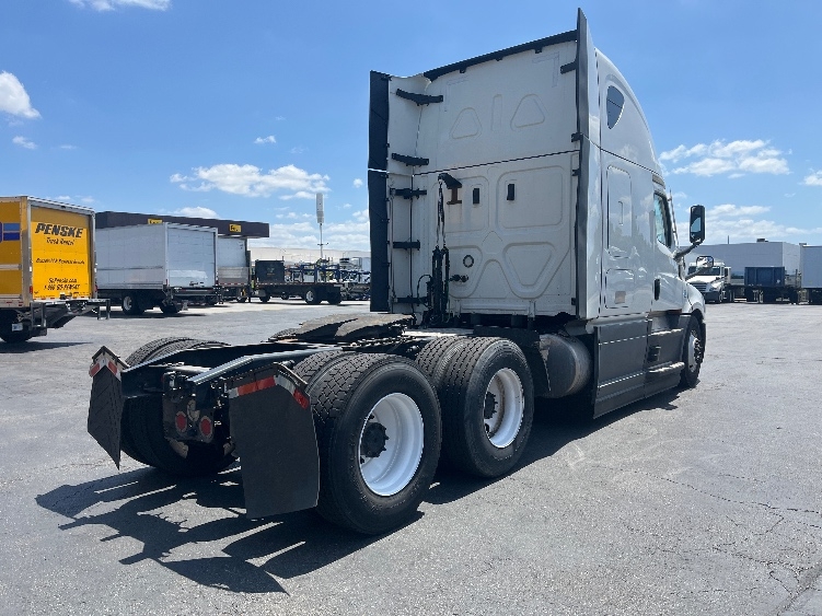 Used 2023 Freightliner Cascadia - photo 9