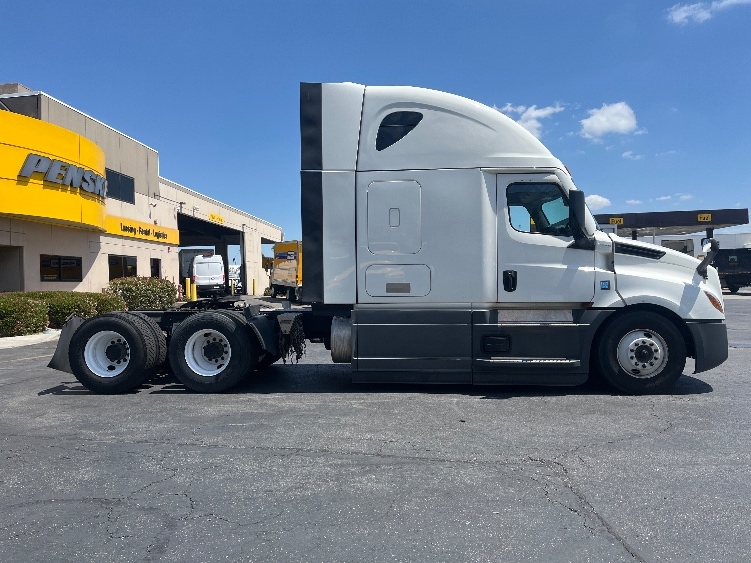 Used 2023 Freightliner Cascadia - photo 10