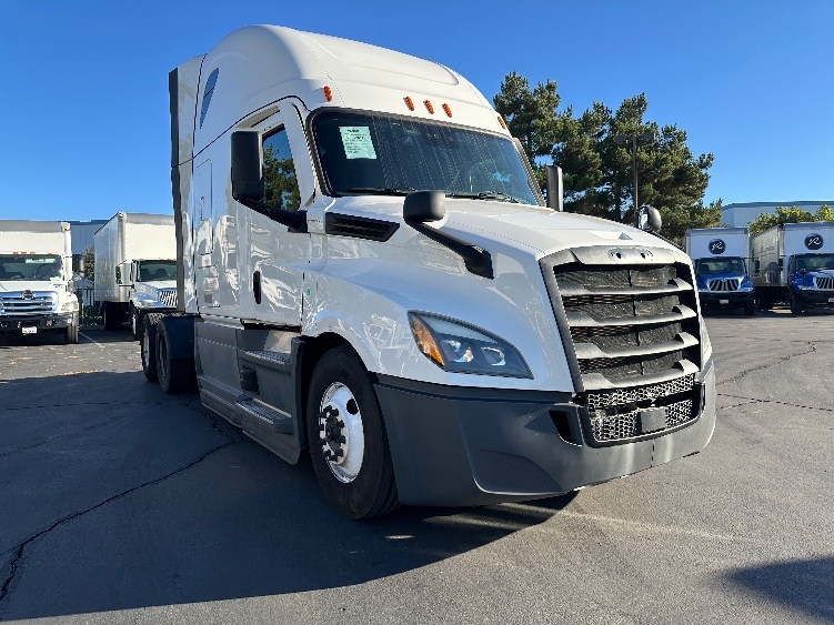 Used 2023 Freightliner Cascadia - photo 1
