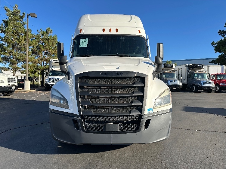 Used 2023 Freightliner Cascadia - photo 2