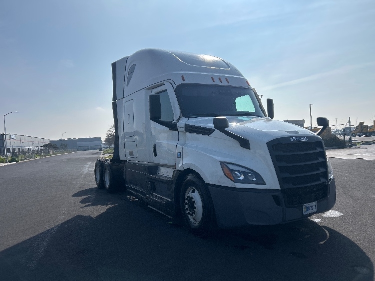 Used 2023 Freightliner Cascadia - photo 1