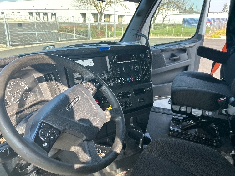 Used 2023 Freightliner Cascadia - photo 12