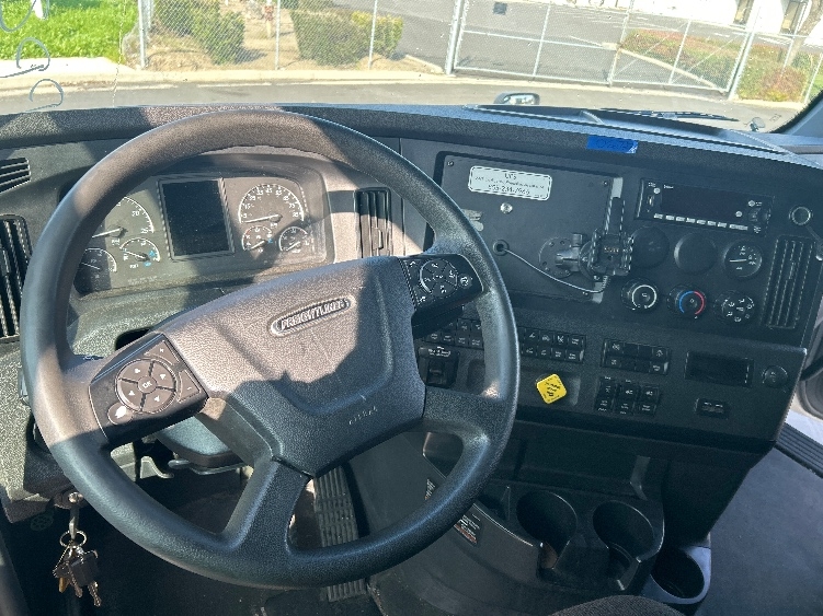 Used 2023 Freightliner Cascadia - photo 13