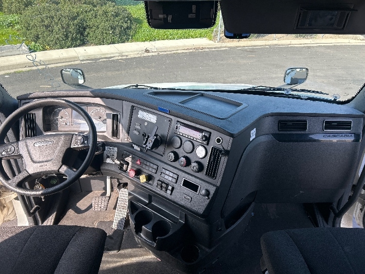 Used 2023 Freightliner Cascadia - photo 14