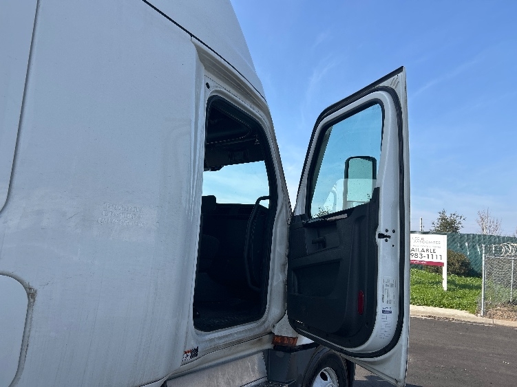 Used 2023 Freightliner Cascadia - photo 15