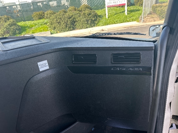Used 2023 Freightliner Cascadia - photo 16