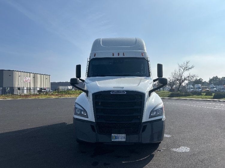 Used 2023 Freightliner Cascadia - photo 2