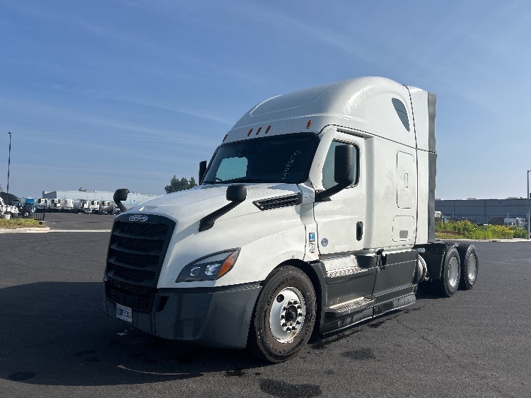 Used 2023 Freightliner Cascadia - photo 5