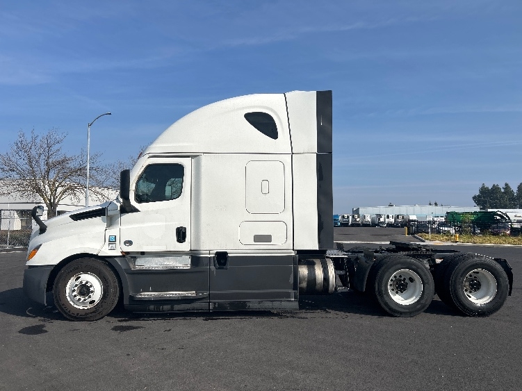 Used 2023 Freightliner Cascadia - photo 6