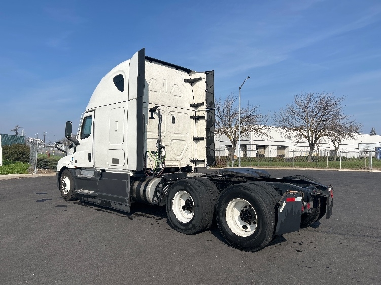 Used 2023 Freightliner Cascadia - photo 7