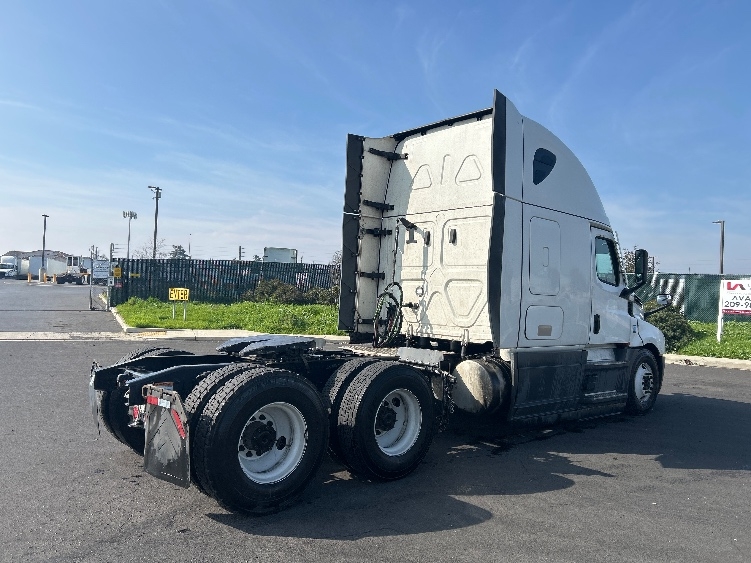 Used 2023 Freightliner Cascadia - photo 9