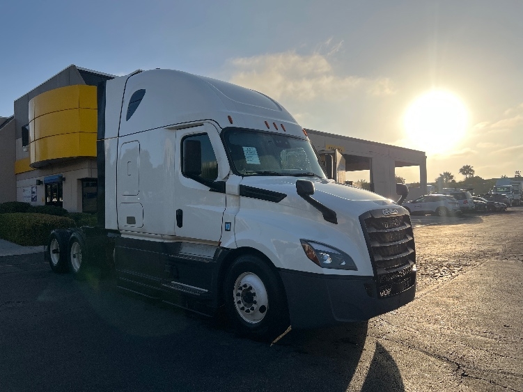 Used 2023 Freightliner Cascadia - photo 1