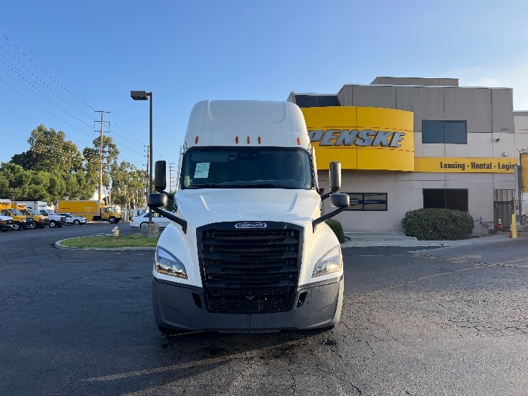 Used 2023 Freightliner Cascadia - photo 2