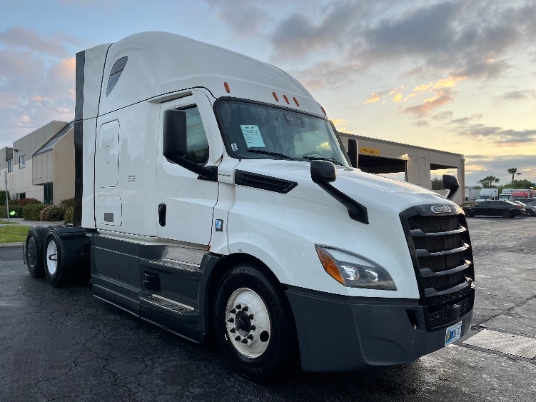 Used 2023 Freightliner Cascadia - photo 1