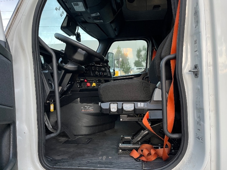Used 2023 Freightliner Cascadia - photo 12