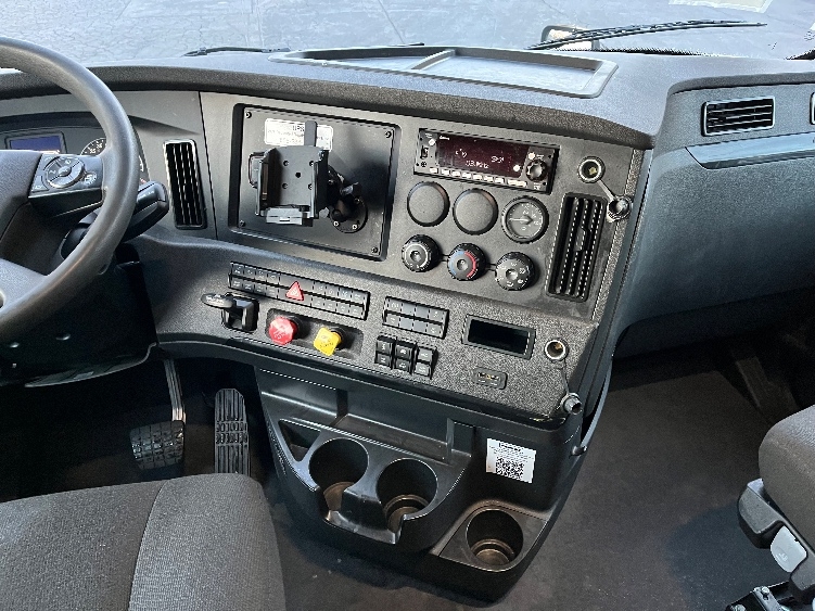 Used 2023 Freightliner Cascadia - photo 14