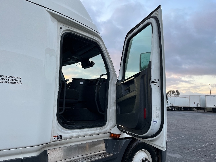 Used 2023 Freightliner Cascadia - photo 15