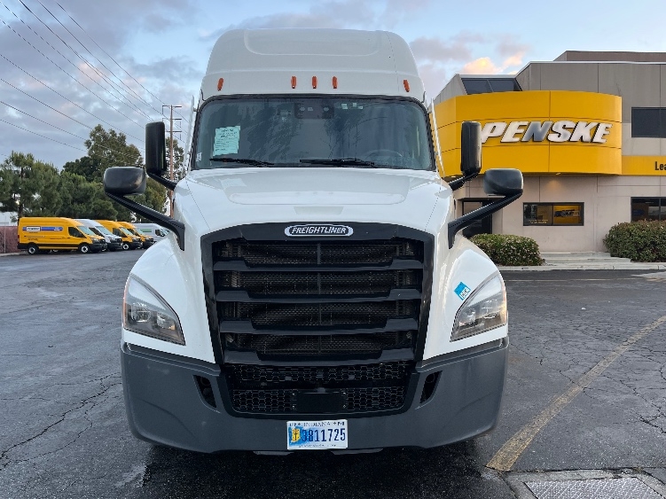 Used 2023 Freightliner Cascadia - photo 2