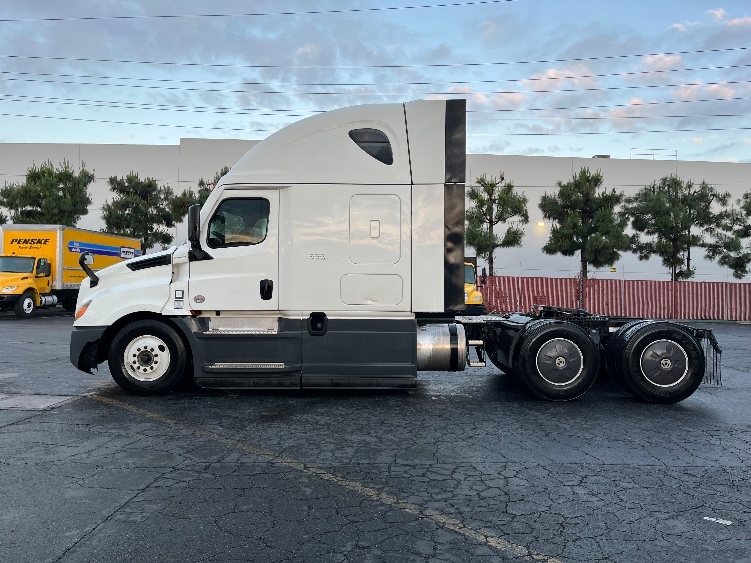 Used 2023 Freightliner Cascadia - photo 6