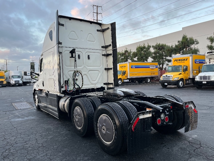 Used 2023 Freightliner Cascadia - photo 7