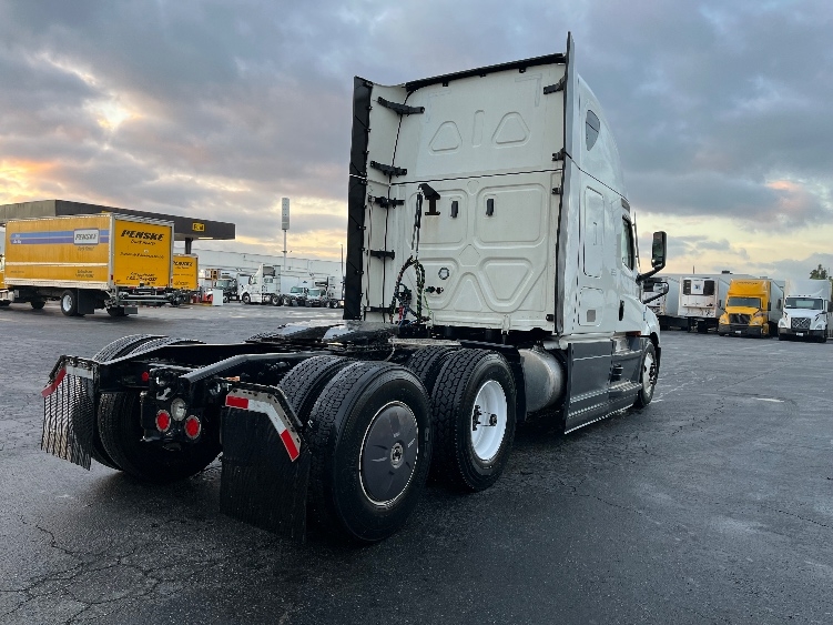 Used 2023 Freightliner Cascadia - photo 9