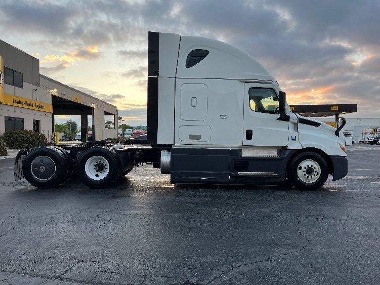 Used 2023 Freightliner Cascadia - photo 10