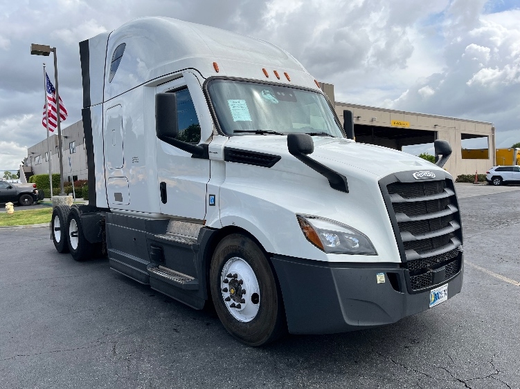 Used 2023 Freightliner Cascadia - photo 1