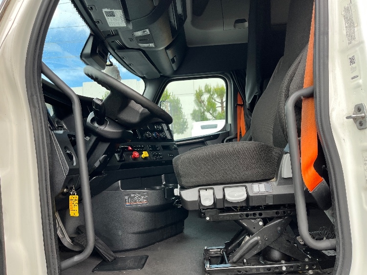 Used 2023 Freightliner Cascadia - photo 12
