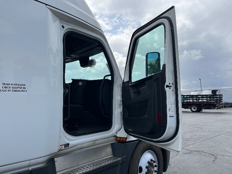 Used 2023 Freightliner Cascadia - photo 15
