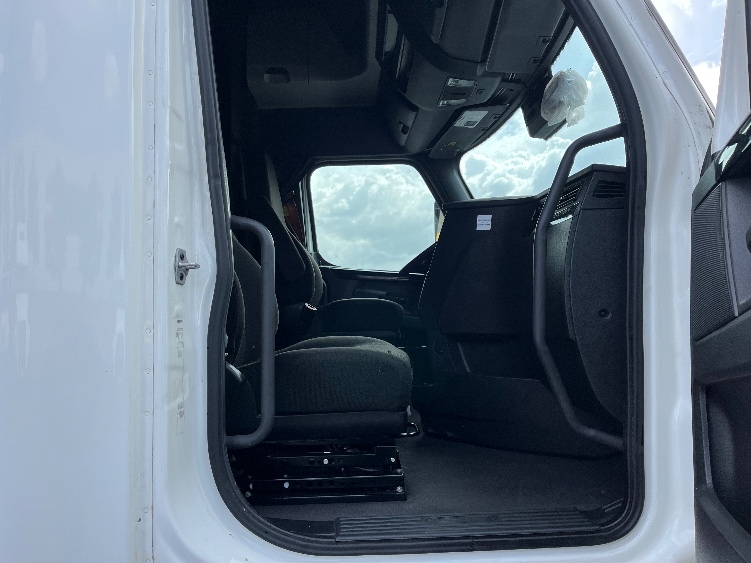 Used 2023 Freightliner Cascadia - photo 17