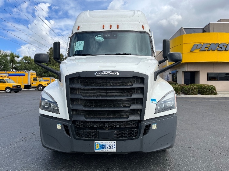 Used 2023 Freightliner Cascadia - photo 2