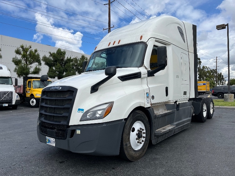 Used 2023 Freightliner Cascadia - photo 5