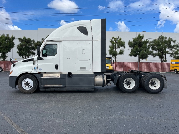 Used 2023 Freightliner Cascadia - photo 6
