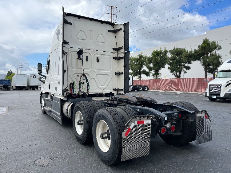 Used 2023 Freightliner Cascadia - photo 7