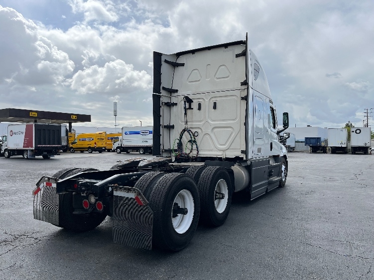 Used 2023 Freightliner Cascadia - photo 9